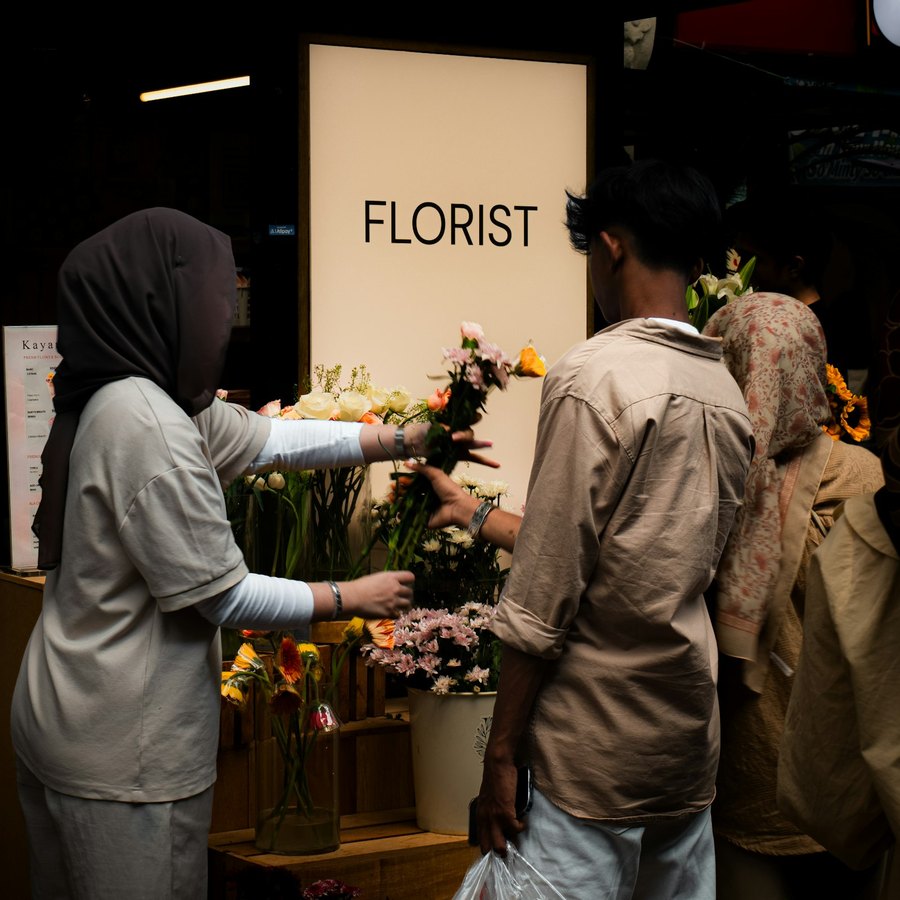 開店祝いの華やかなスタンド花のサンプル写真